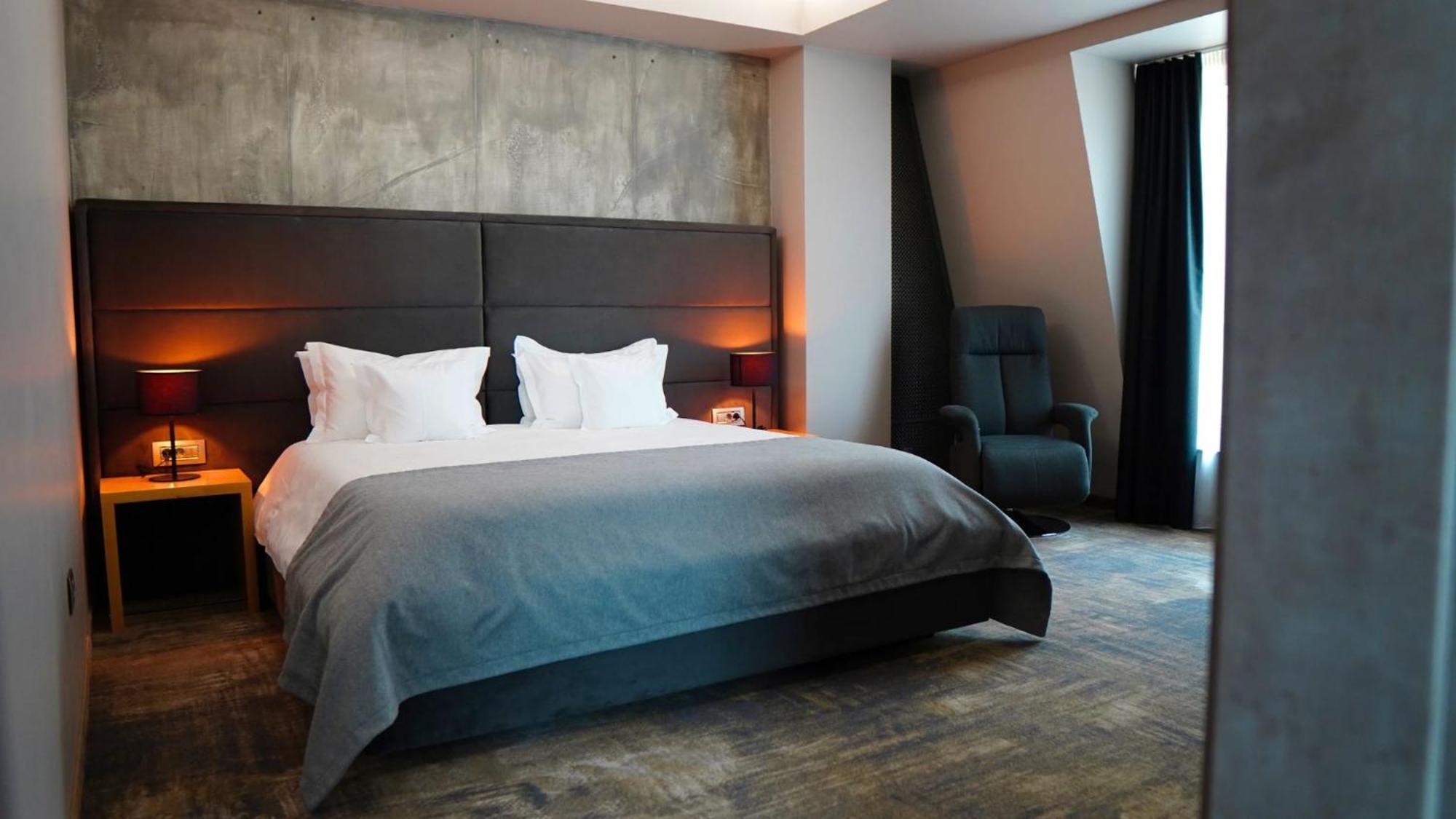 Aniroc Signature Hotel Arad Exterior photo A room at the hotel