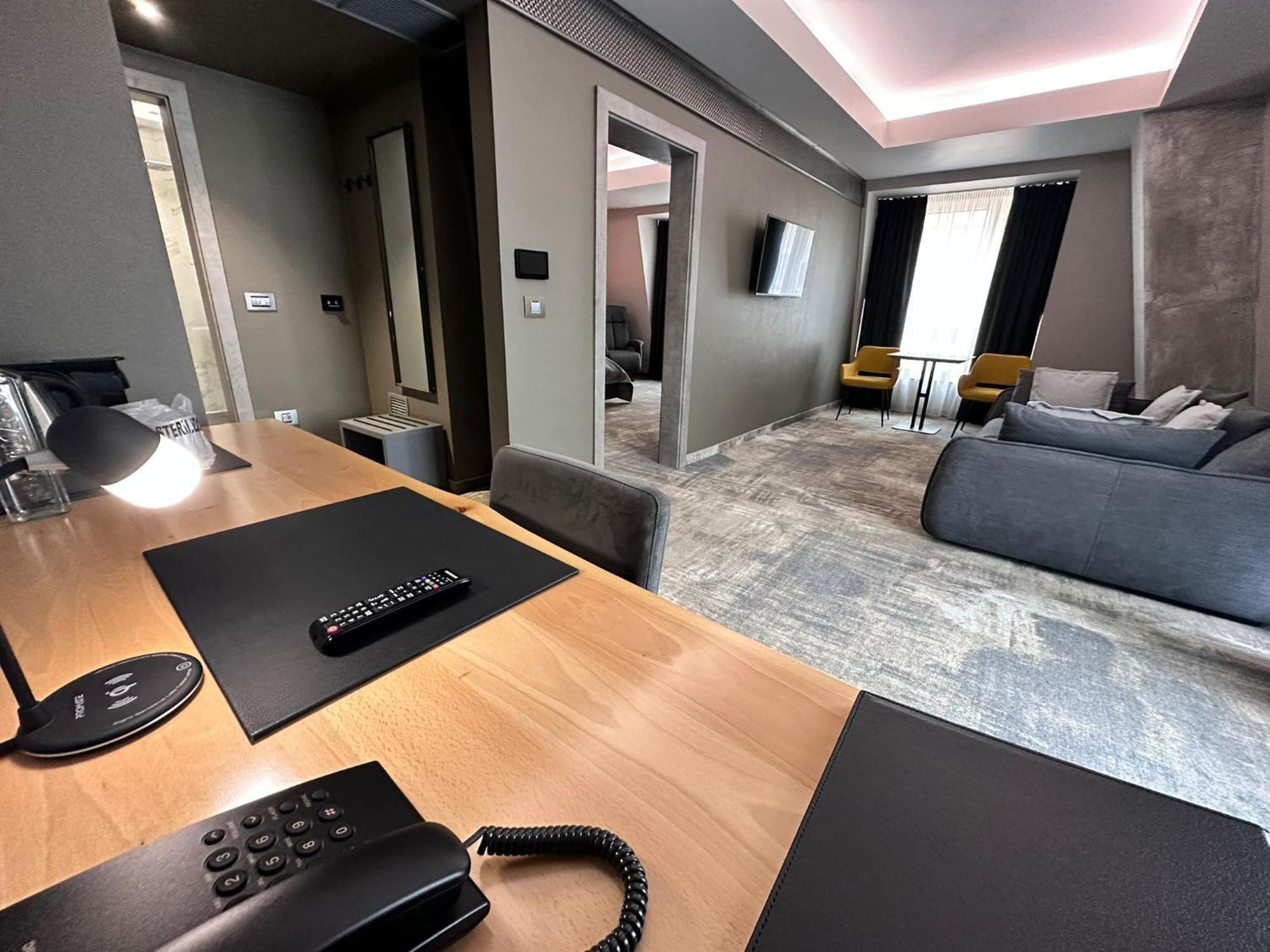 Aniroc Signature Hotel Arad Exterior photo Suite