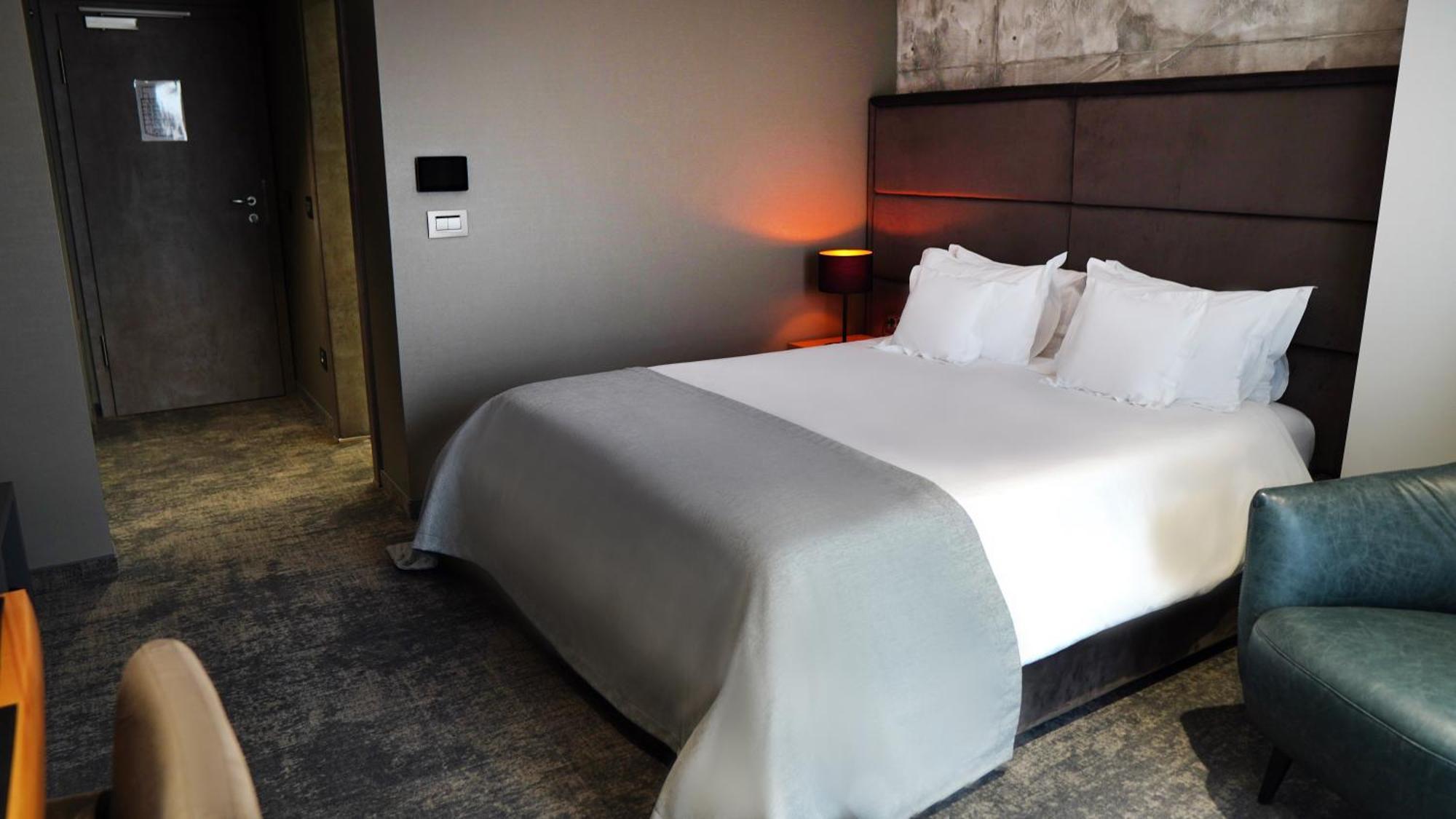 Aniroc Signature Hotel Arad Exterior photo A room at the hotel