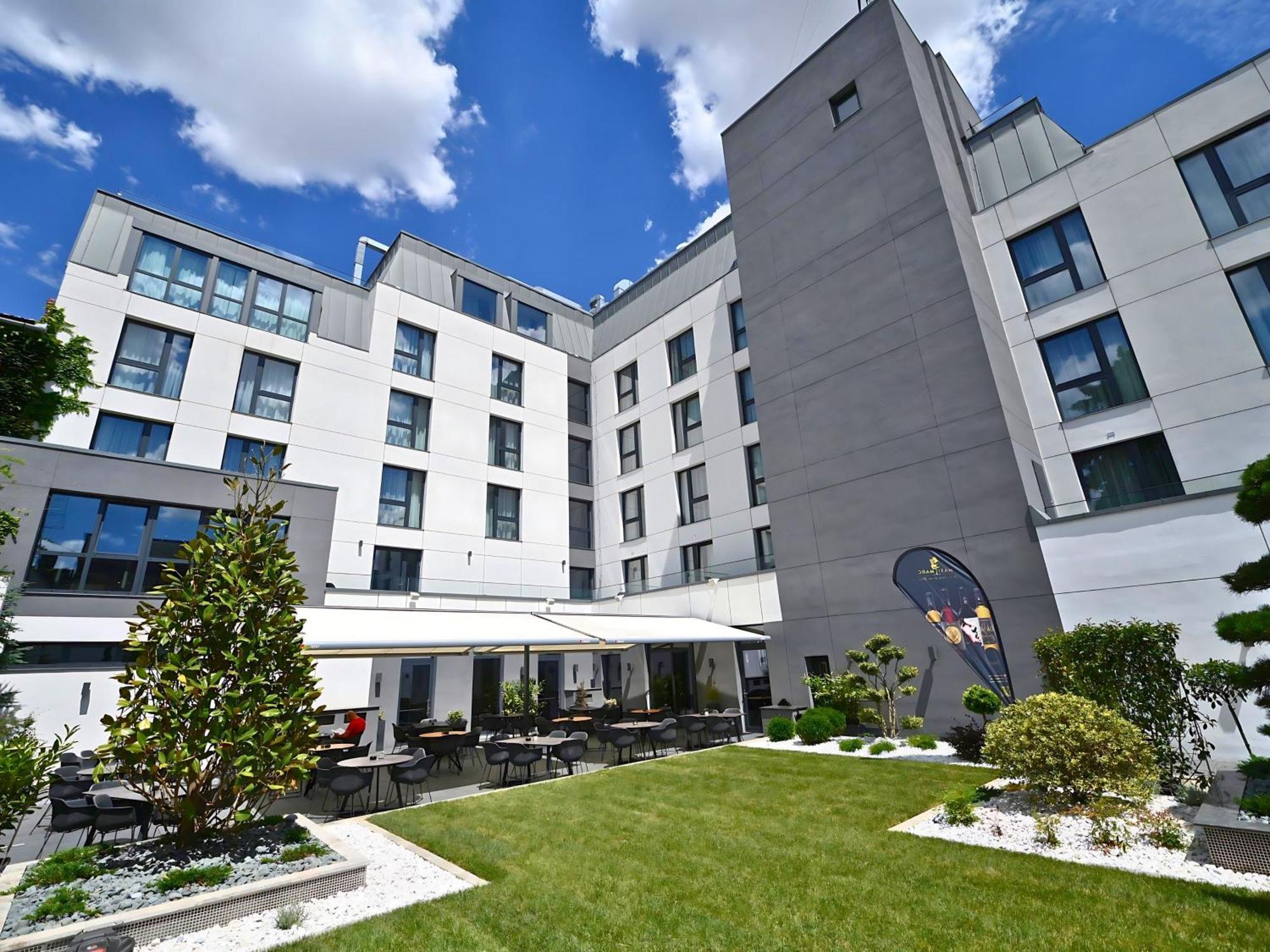Aniroc Signature Hotel Arad Exterior photo The courtyard of the new building