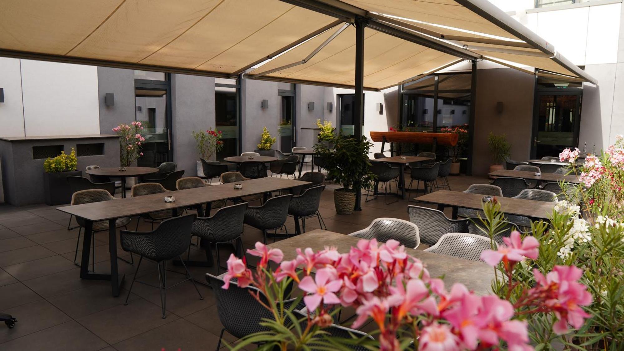 Aniroc Signature Hotel Arad Exterior photo The terrace of the restaurant