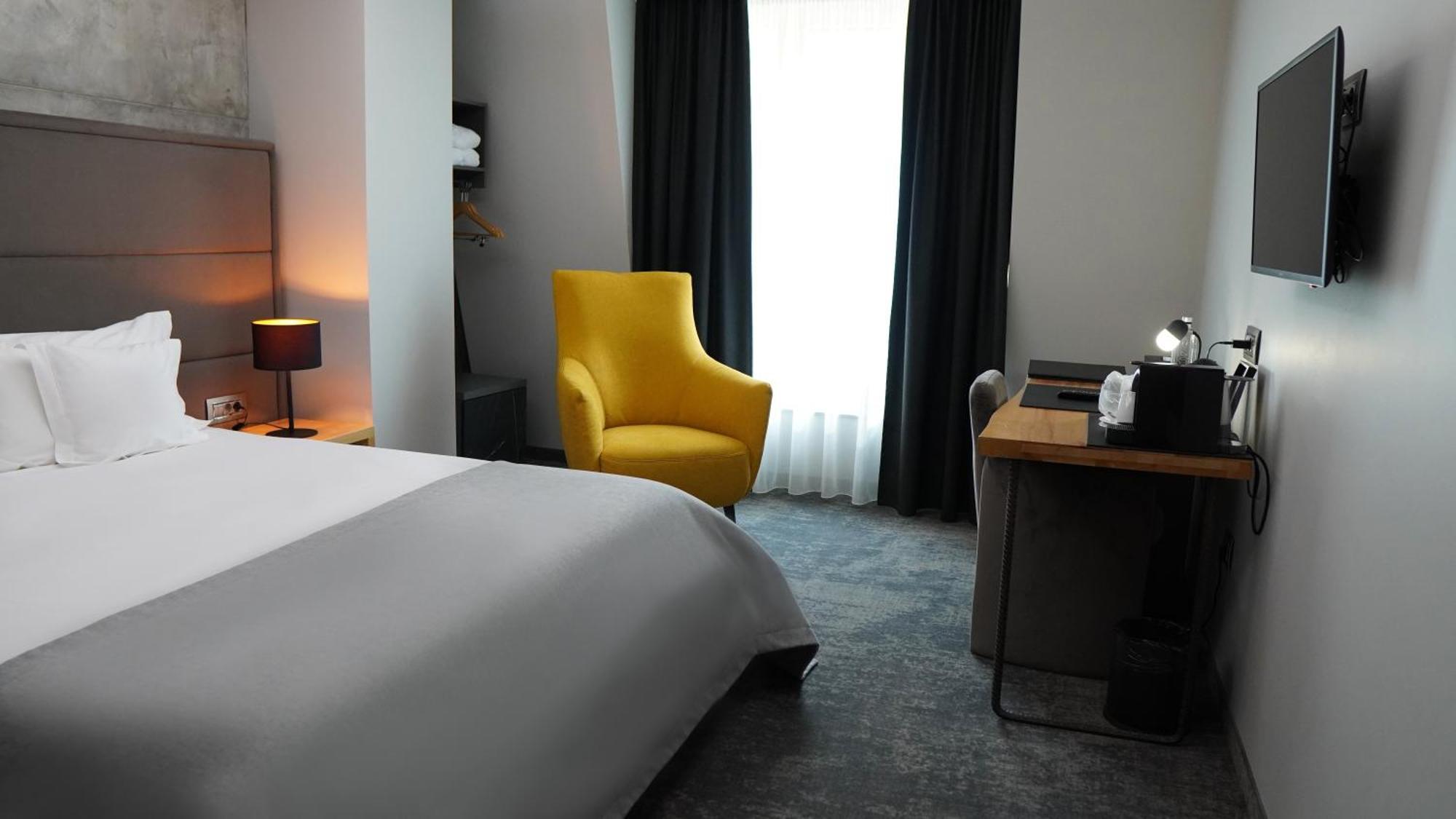 Aniroc Signature Hotel Arad Exterior photo A room at the hotel