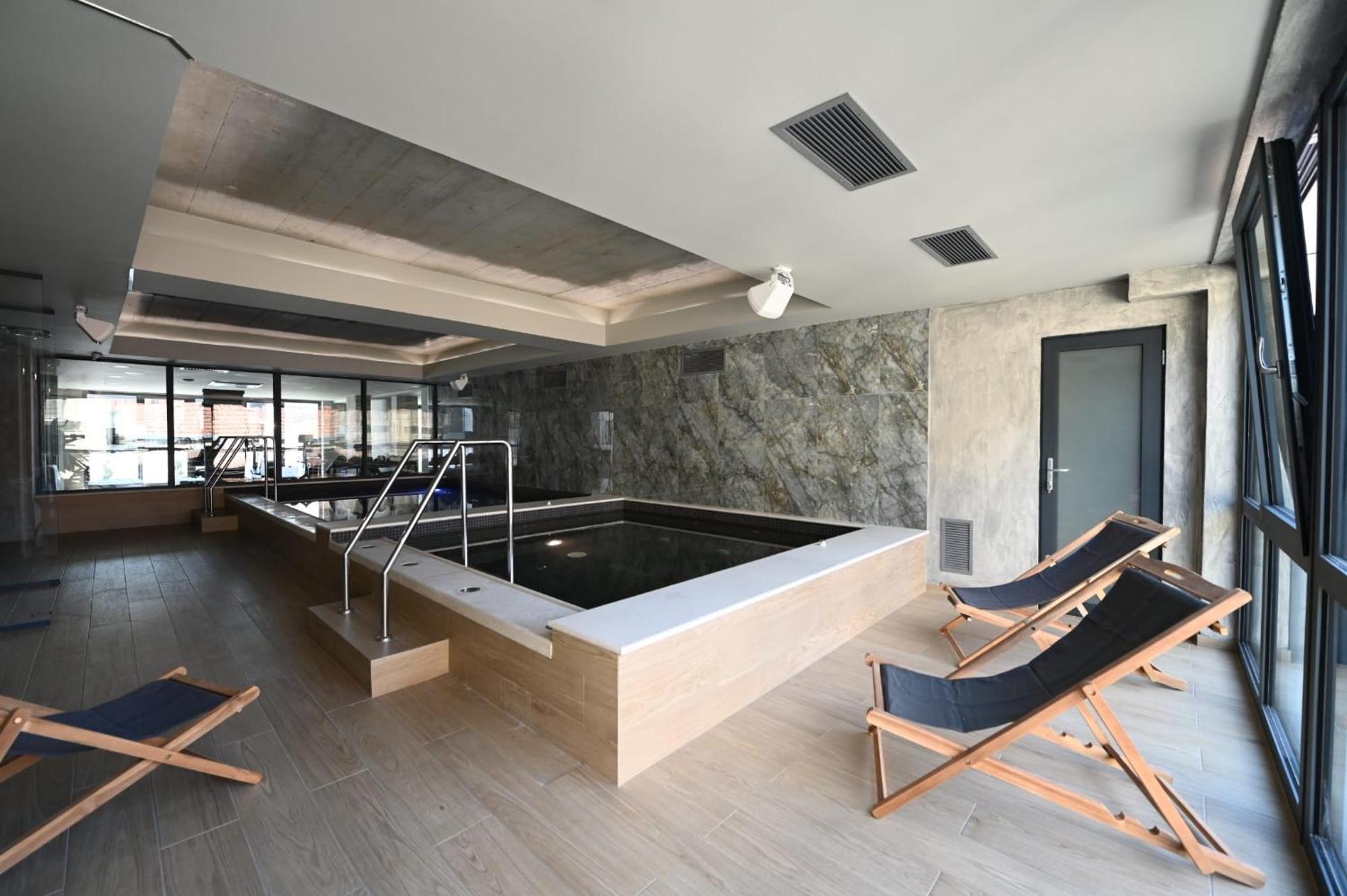 Aniroc Signature Hotel Arad Exterior photo A private spa in a hotel
