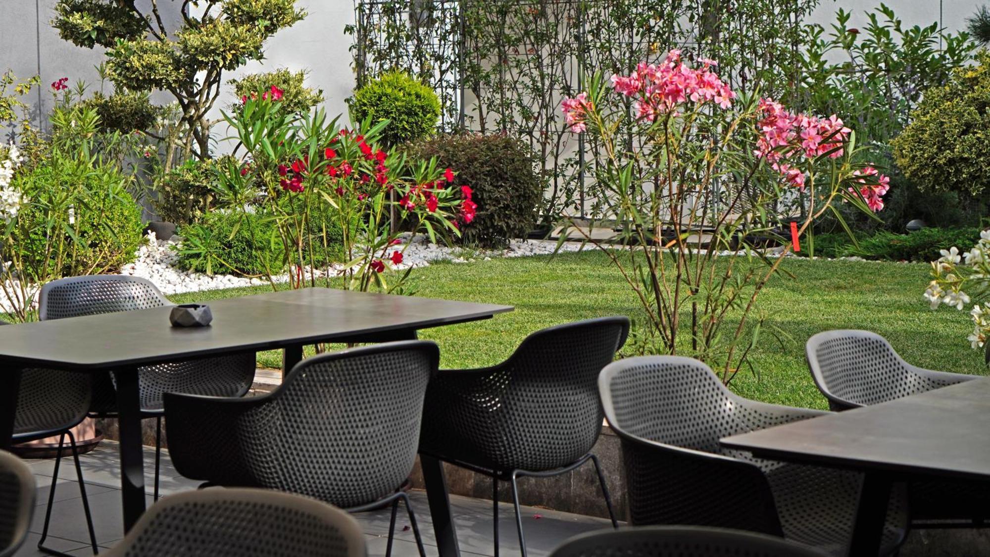Aniroc Signature Hotel Arad Exterior photo The garden of the hotel
