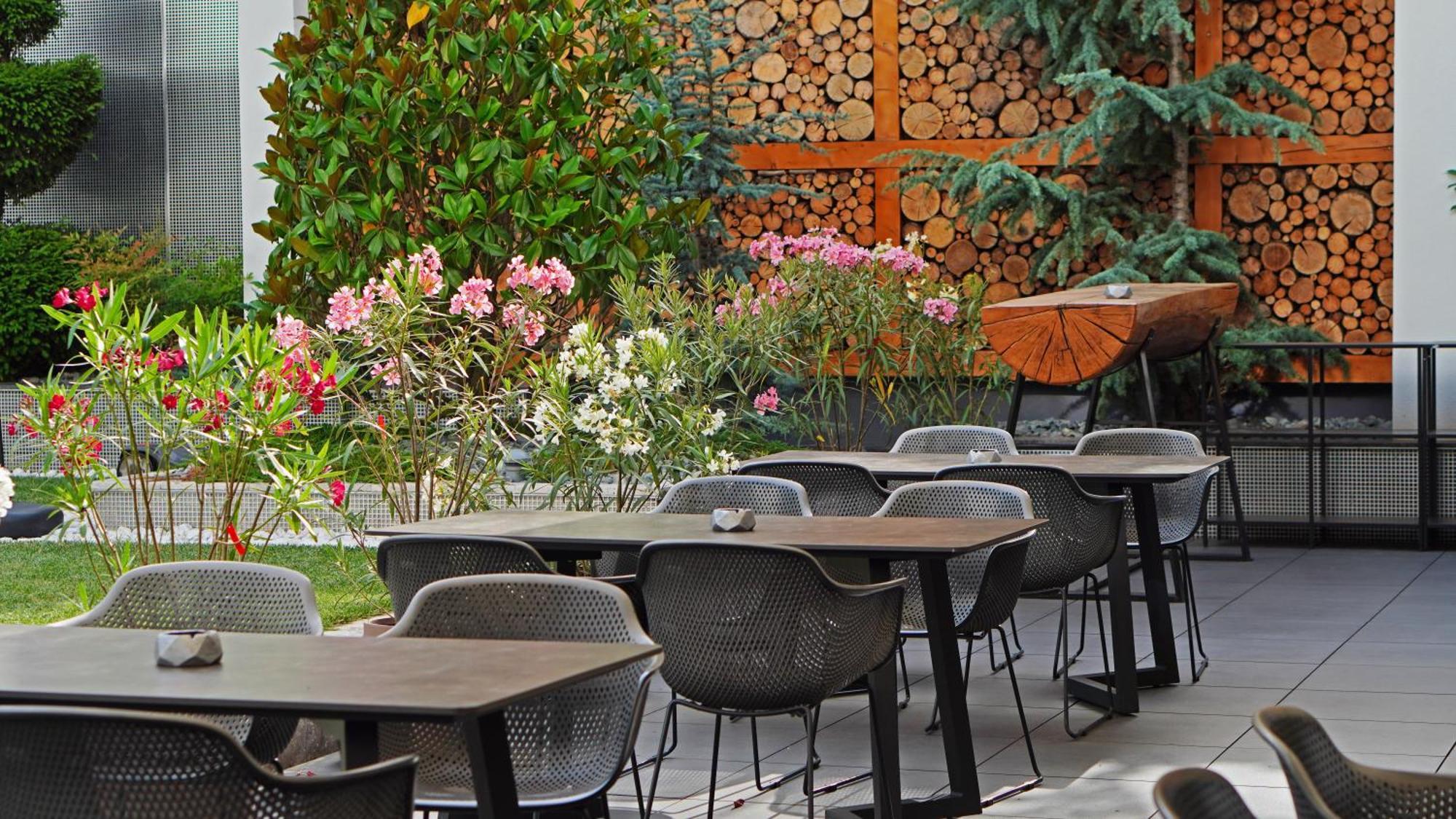 Aniroc Signature Hotel Arad Exterior photo The outdoor terrace