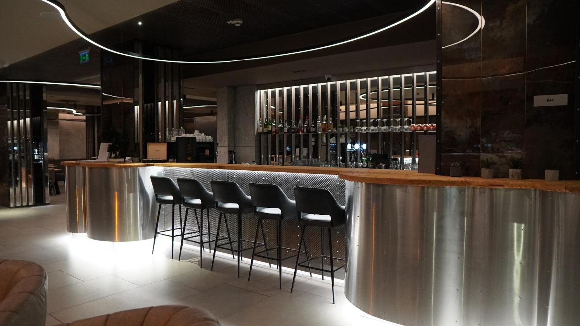 Aniroc Signature Hotel Arad Exterior photo The bar at the new terminal
