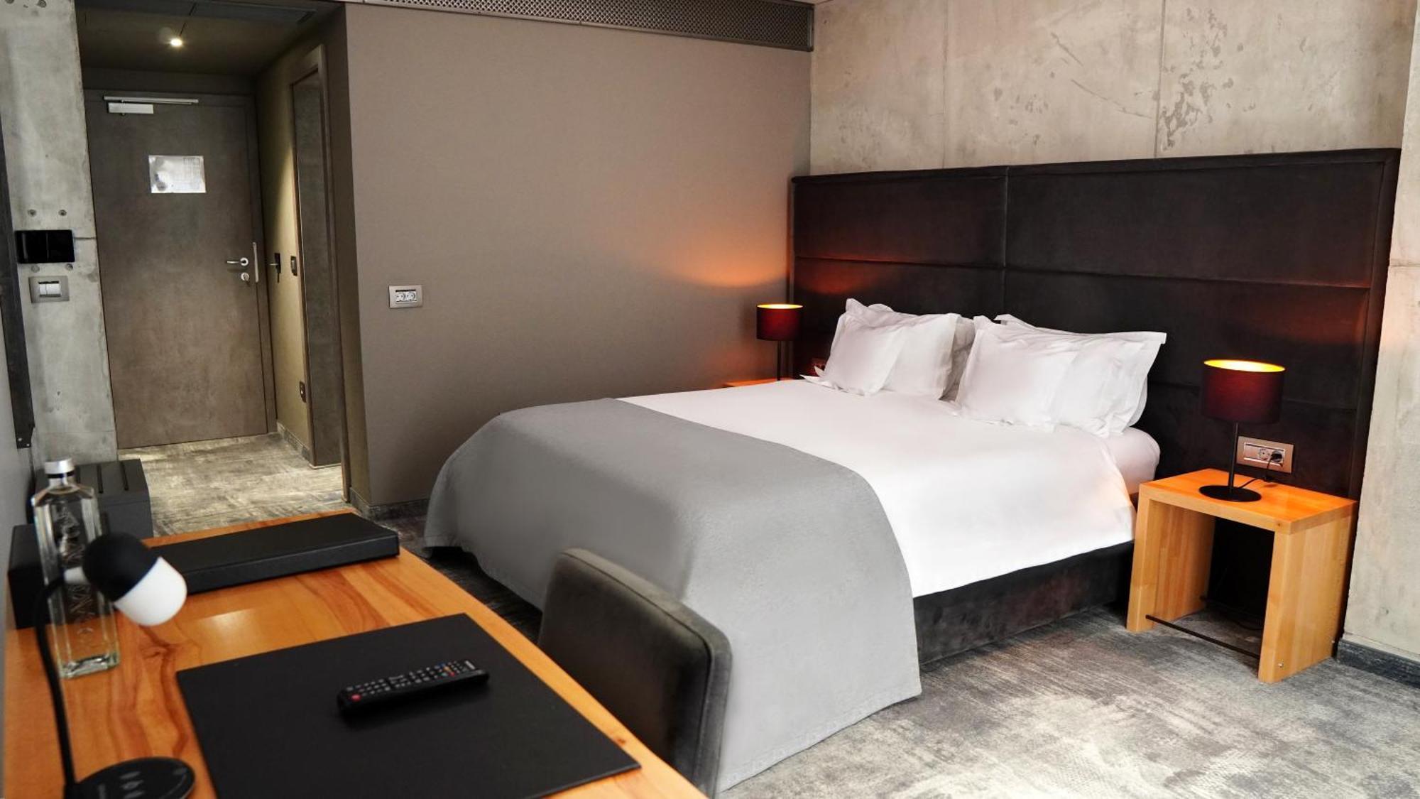 Aniroc Signature Hotel Arad Exterior photo A room at the hotel