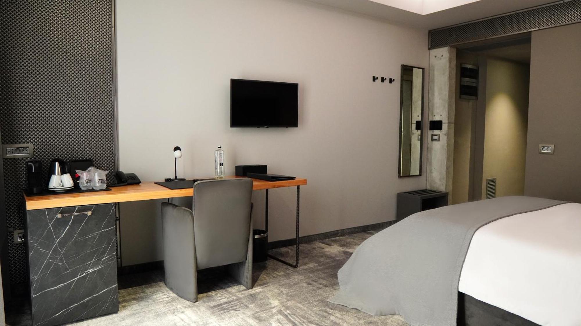 Aniroc Signature Hotel Arad Exterior photo A room at the hotel