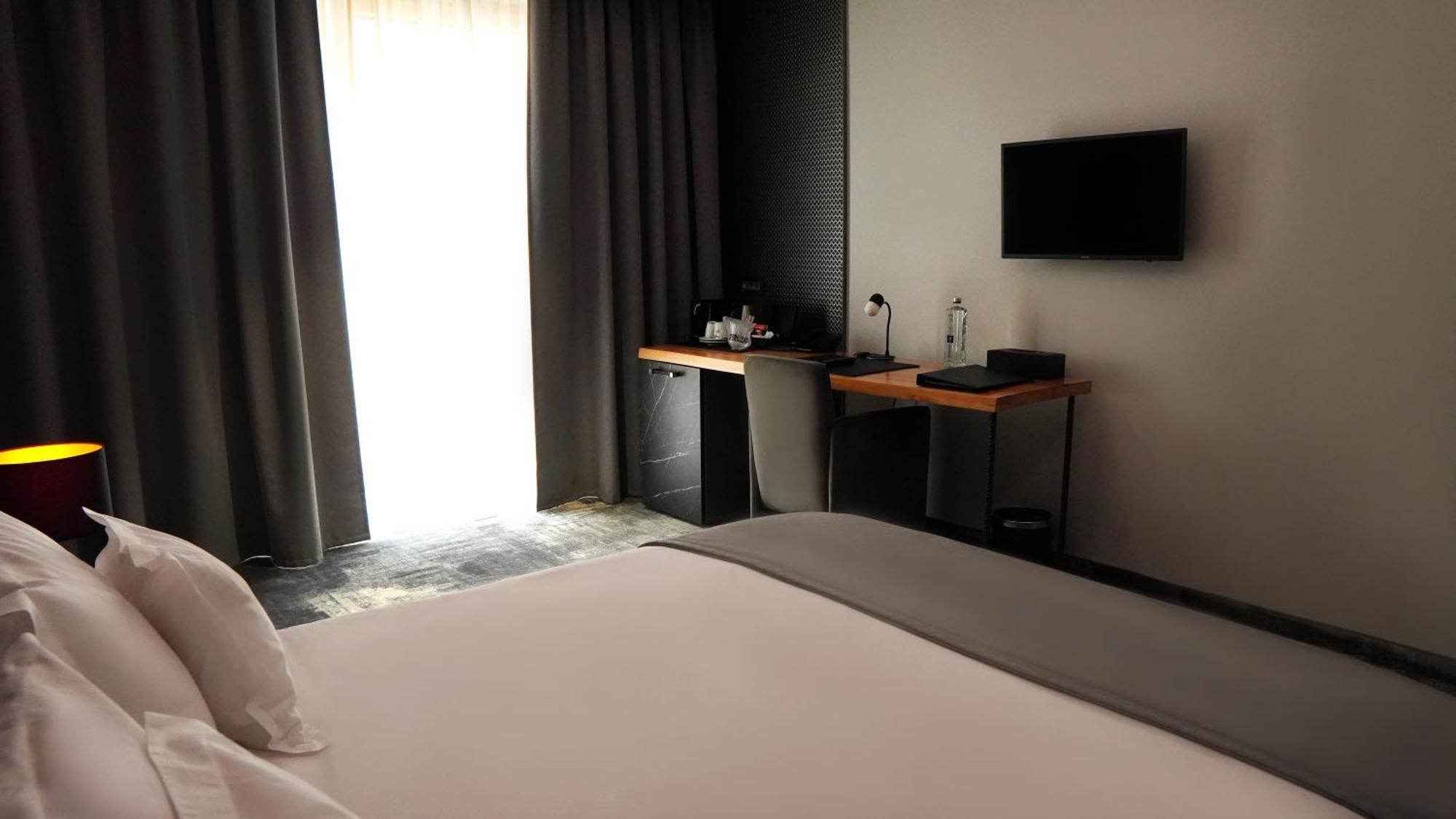 Aniroc Signature Hotel Arad Exterior photo A room at the hotel