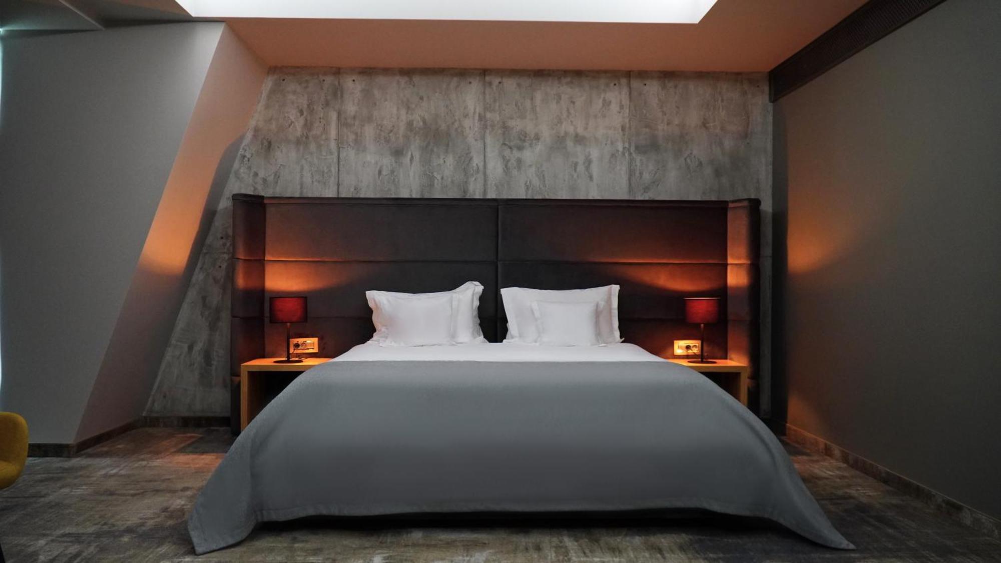 Aniroc Signature Hotel Arad Exterior photo A bed with a duvet